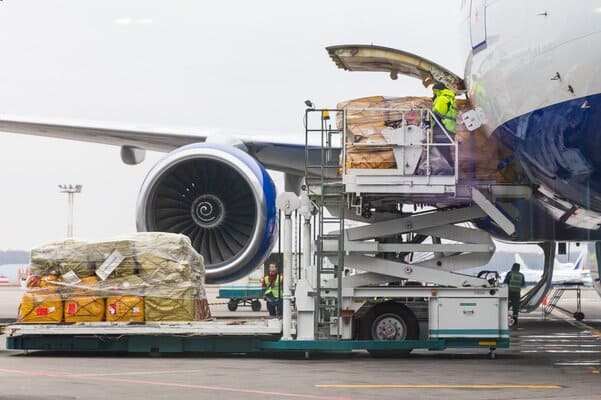 proses muat barang cargo ke pesawat